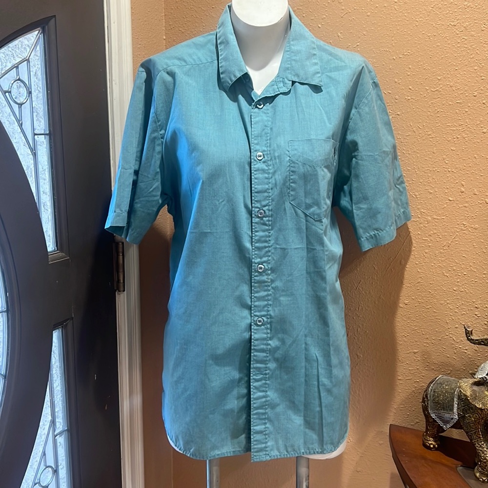 Volcom men’s blue short sleeve button up shirt